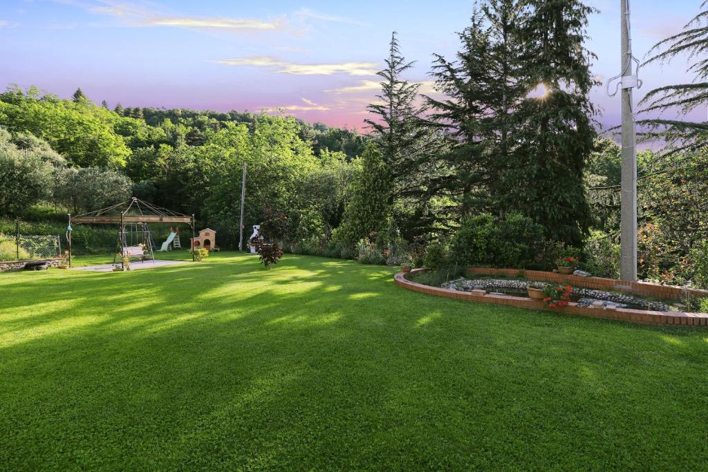 A garden outside Totohouse Da Marco piscina riscaldata