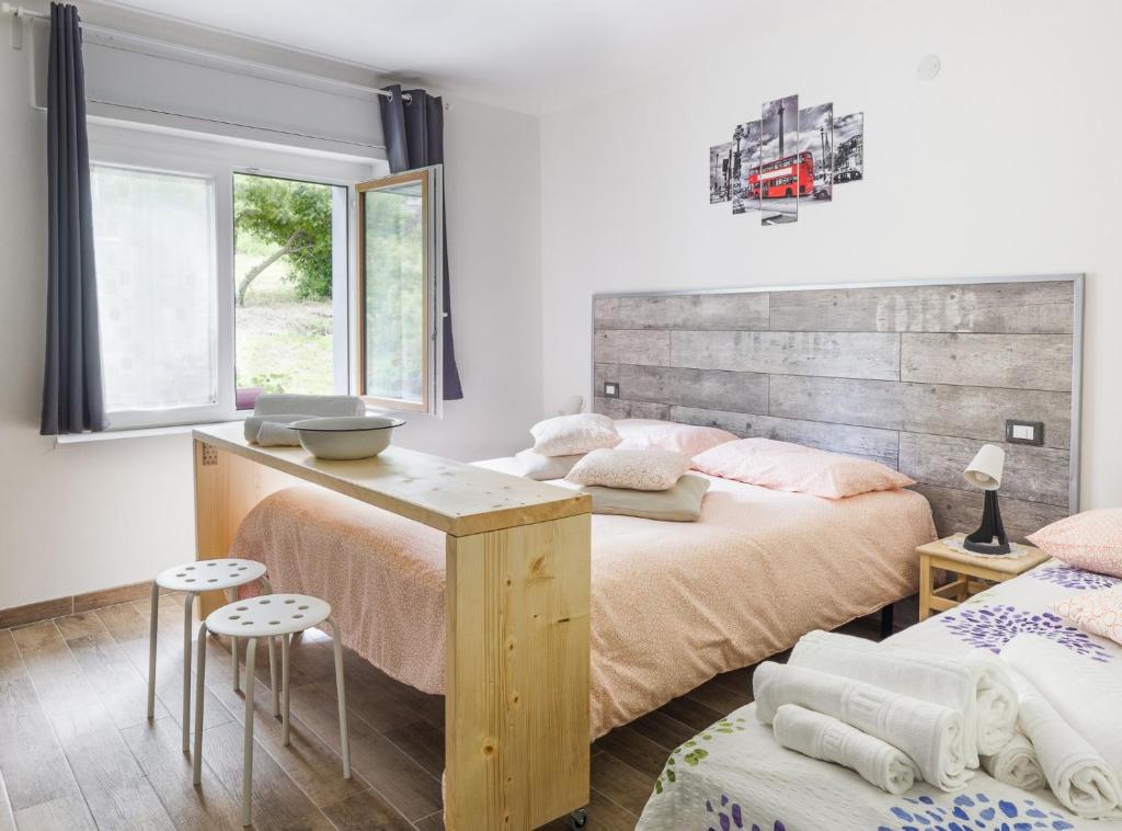 um quarto com uma cama grande e uma cabeceira em madeira em Affittacamere Ai Crocus em Cesclans