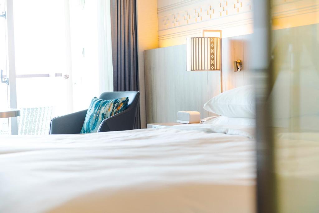 Postel nebo postele na pokoji v ubytování Renaissance Okinawa Resort