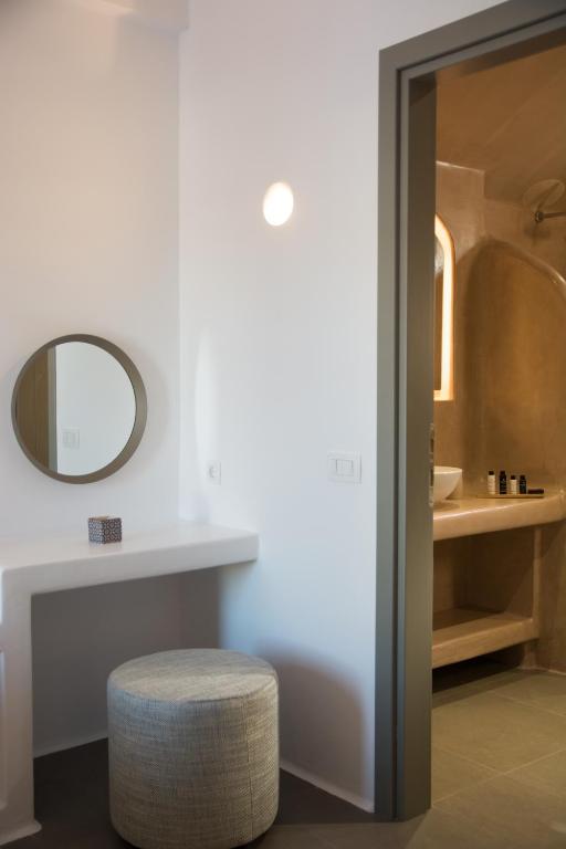 Koupelna v ubytování Amphitrite Suites Santorini