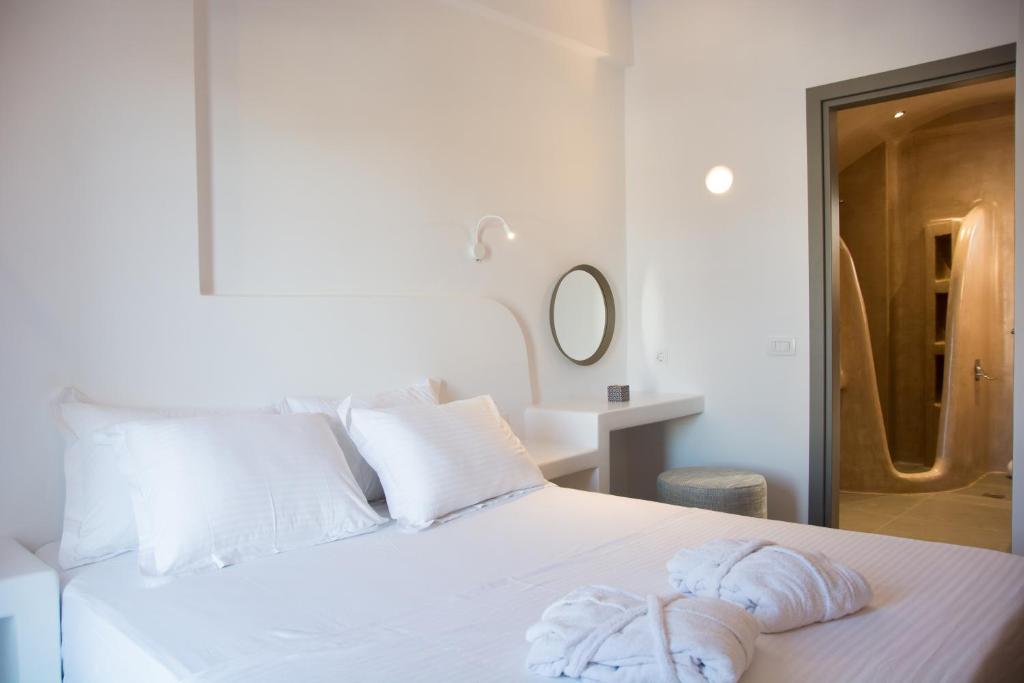 Postel nebo postele na pokoji v ubytování Amphitrite Suites Santorini