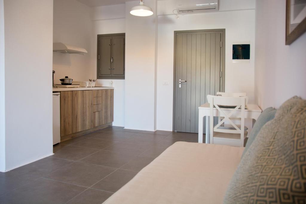 Kuchyň nebo kuchyňský kout v ubytování Amphitrite Suites Santorini