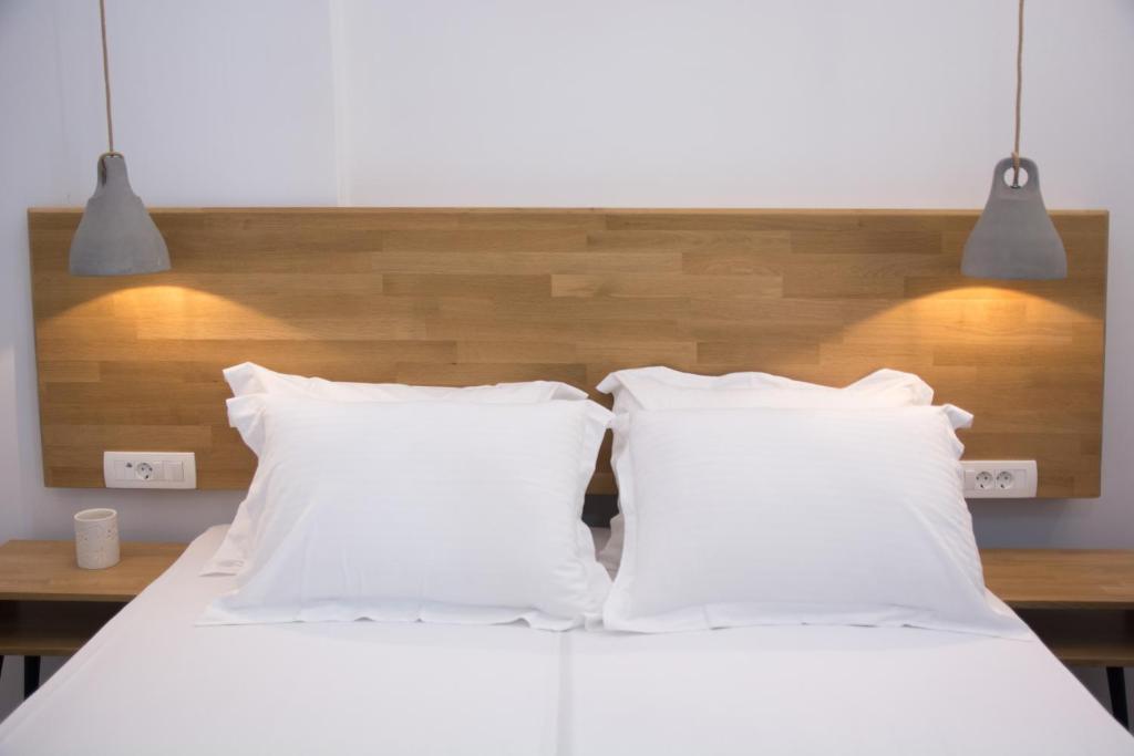 Postel nebo postele na pokoji v ubytování Amphitrite Suites Santorini