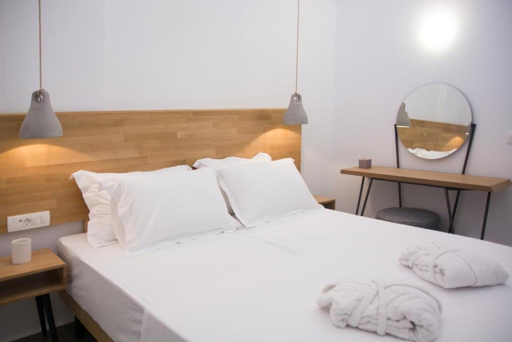 Postel nebo postele na pokoji v ubytování Amphitrite Suites Santorini