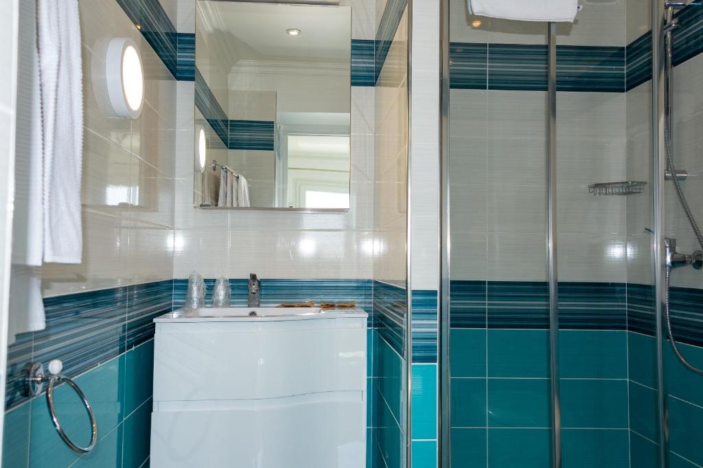 Koupelna v ubytování Hotel et Appartements Reine D'Azur