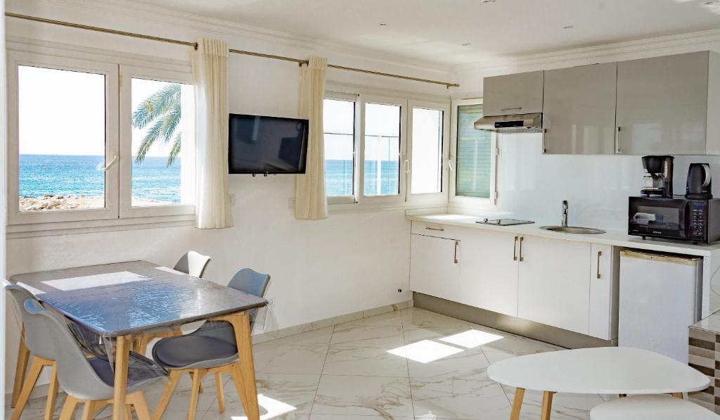 Kuchyň nebo kuchyňský kout v ubytování Hotel et Appartements Reine D'Azur