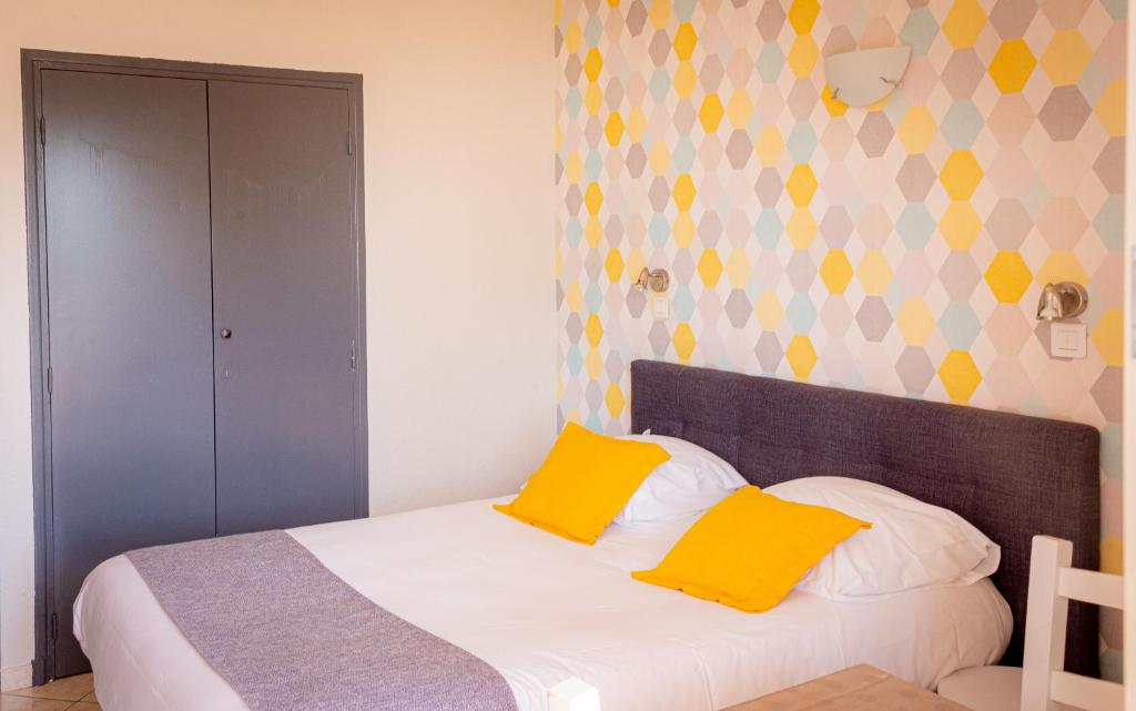 Postel nebo postele na pokoji v ubytování Hotel et Appartements Reine D'Azur