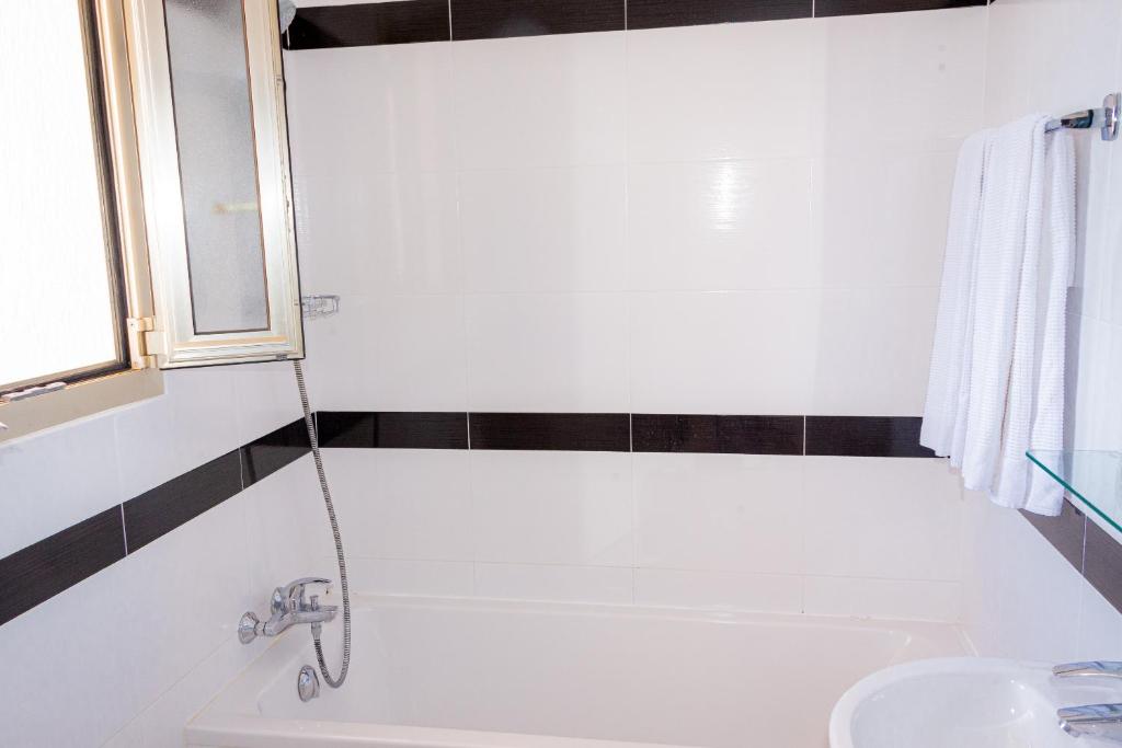 Koupelna v ubytování Hotel et Appartements Reine D'Azur