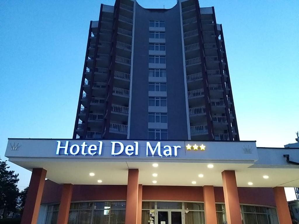 una señal de hotel del mar frente a un edificio en Hotel Del Mar Venus, en Venus
