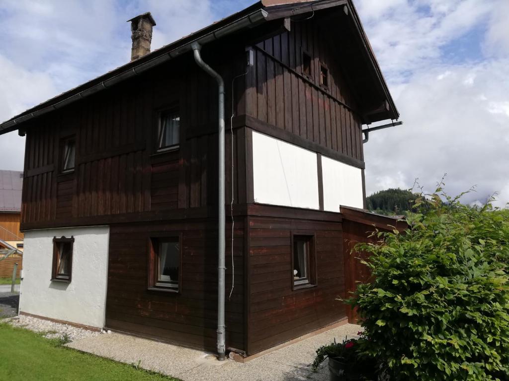 Una gran casa de madera con ventanas laterales. en Gaestehaus-Russegger en Abtenau