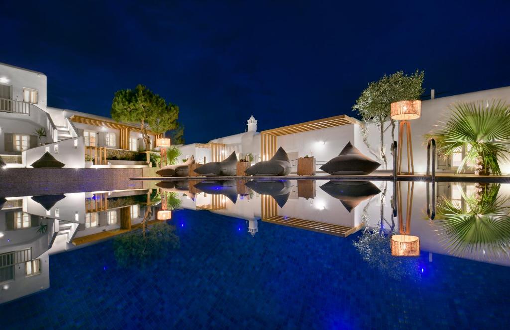 Bazén v ubytování Petinos Hotel nebo v jeho okolí