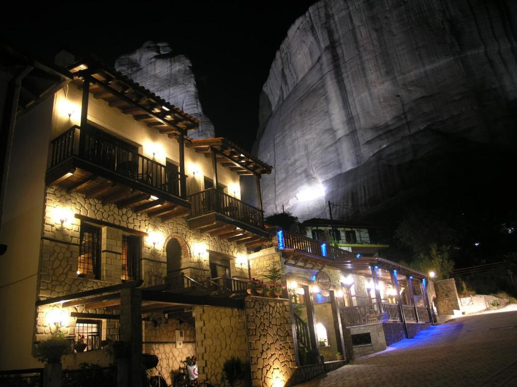 un bâtiment avec des lumières allumées la nuit dans l'établissement Alsos House, à Kalambaka