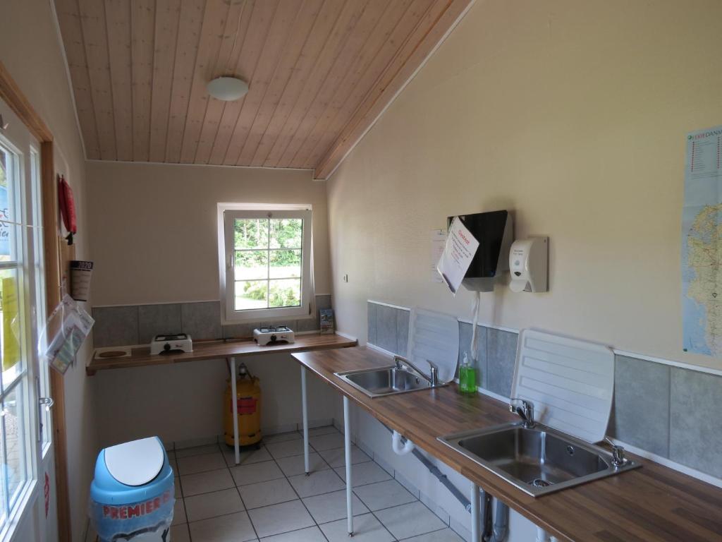 Kuchyň nebo kuchyňský kout v ubytování Holme Å Camping & Cottages
