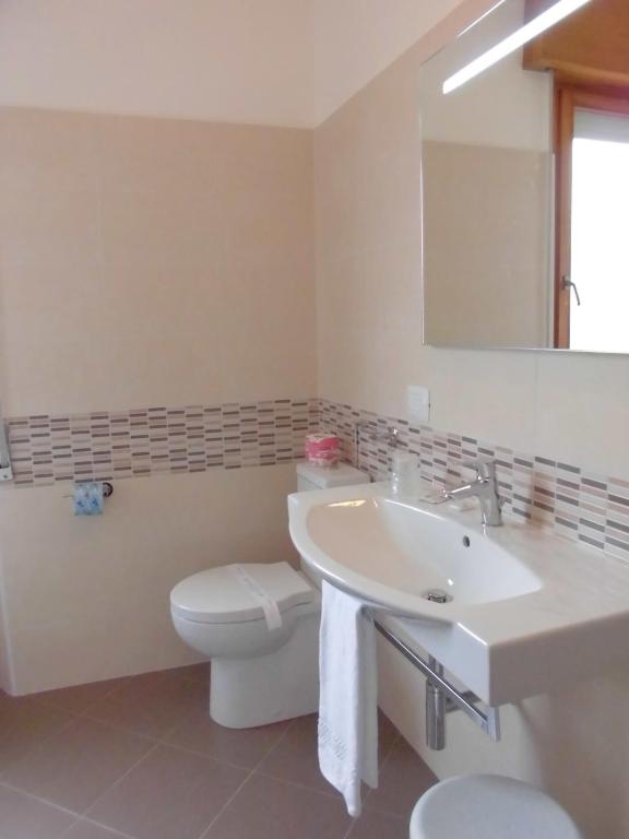 A bathroom at Hotel Mirella e Ristorante Bar Don Bacco