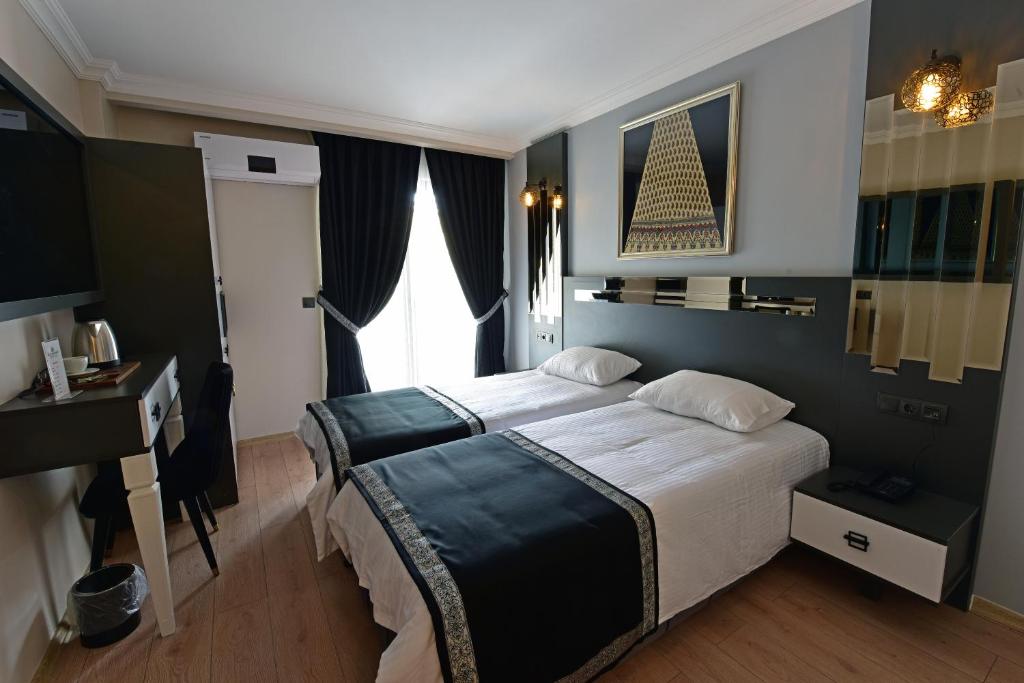 Llit o llits en una habitació de Hotel Sultansaray Sultanhanı