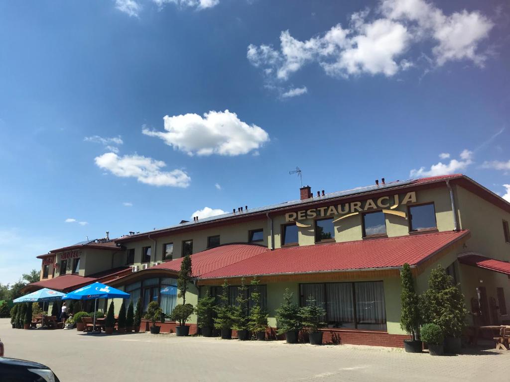 a hotel with a sign on the front of it at Motel Pintal in Gorzów Wielkopolski