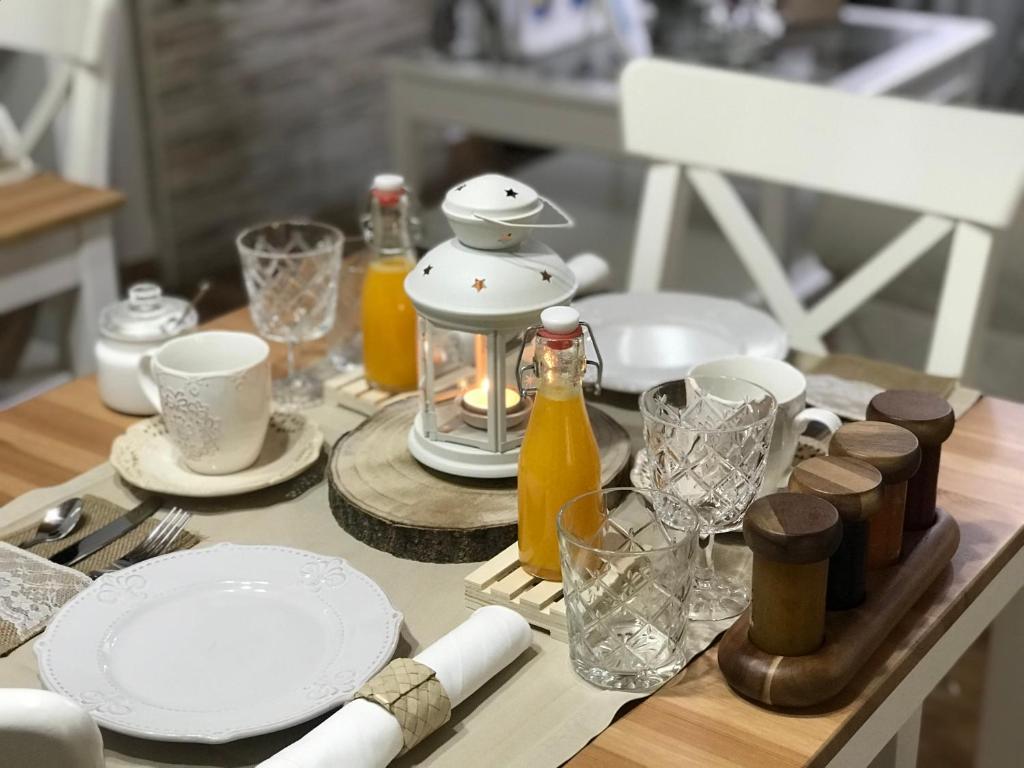 una mesa de madera con platos y botellas de zumo de naranja en El Rincon del Cuera, en Parres de Llanes