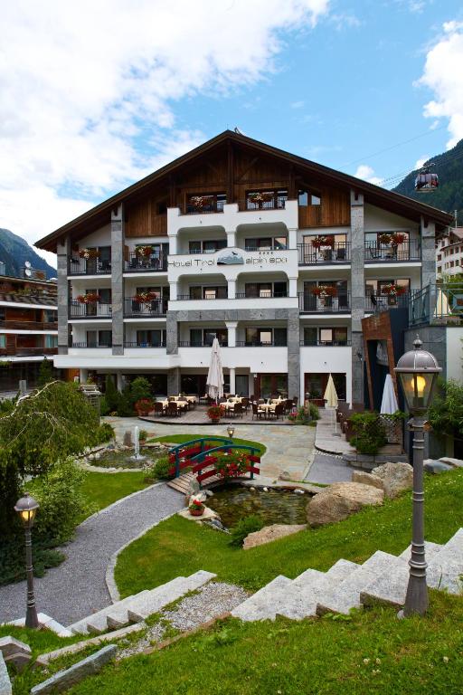 Nespecifikovaný výhled na hory nebo výhled na hory při pohledu z hotelu