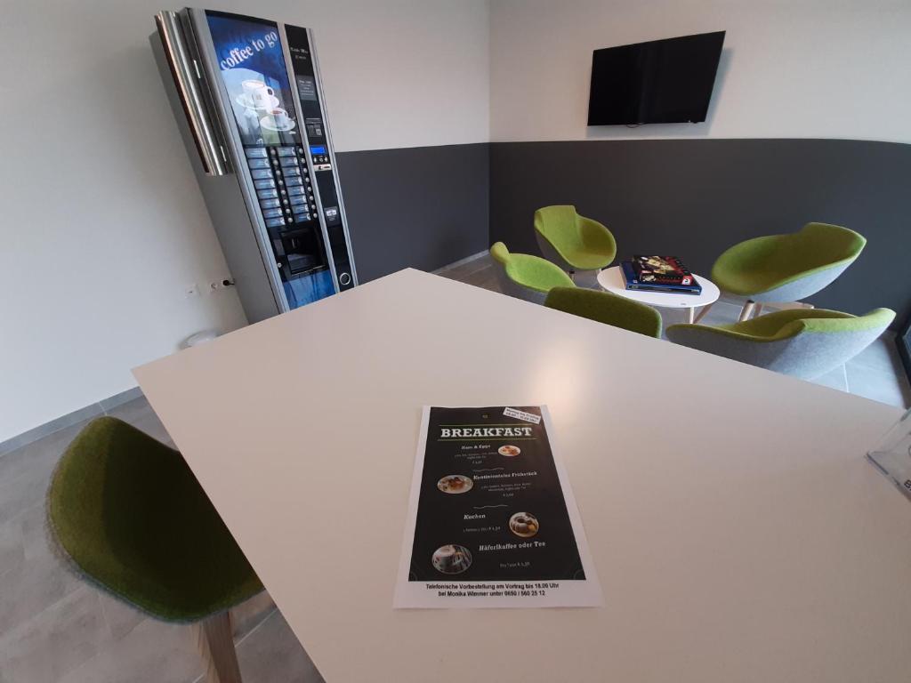 TV a/nebo společenská místnost v ubytování Office Base Bad Vöslau MOTEL