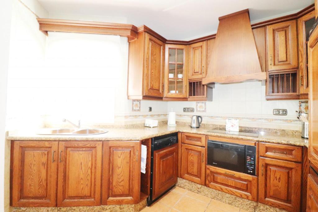 Kuchyň nebo kuchyňský kout v ubytování Apartment Sanjuan18 with Hot Tub SpainSunRentals 1155