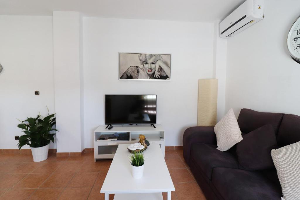 TV a/nebo společenská místnost v ubytování Apartment Sanjuan18 with Hot Tub SpainSunRentals 1155