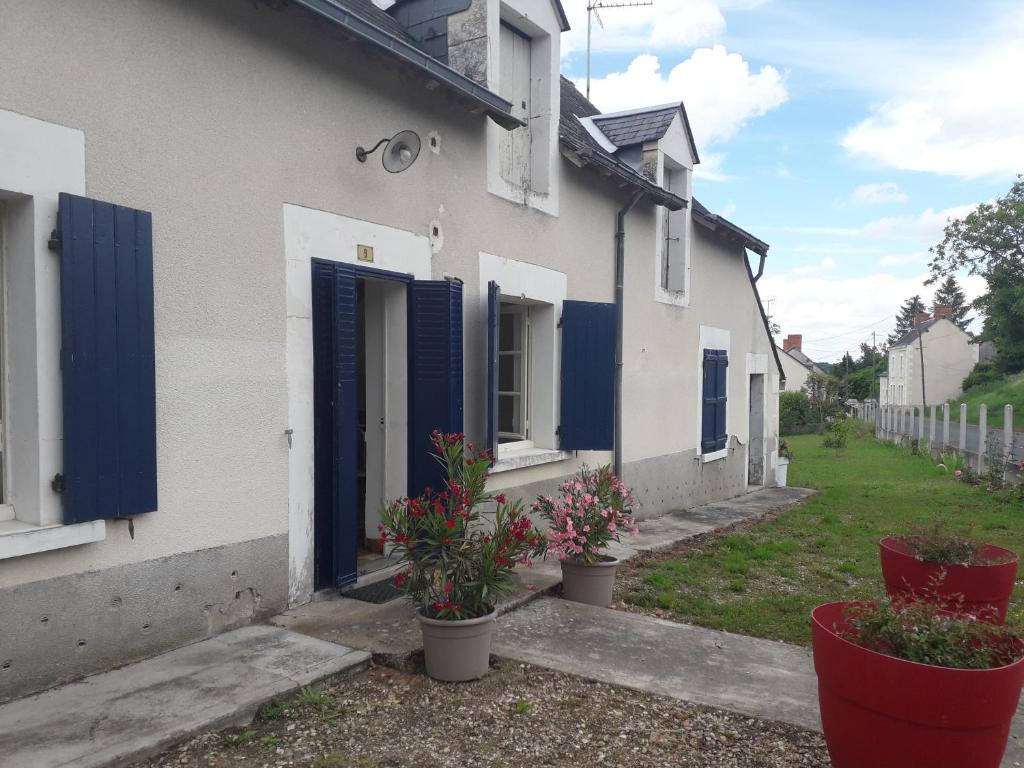 Maison plain pied, 2 chambres, longère typique , fraiche, dans bourg avec tous commerces - Maison De Deux Chambres