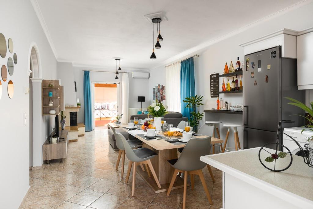 kuchnia i jadalnia ze stołem i krzesłami w obiekcie Casa Eleni w mieście Kanálion