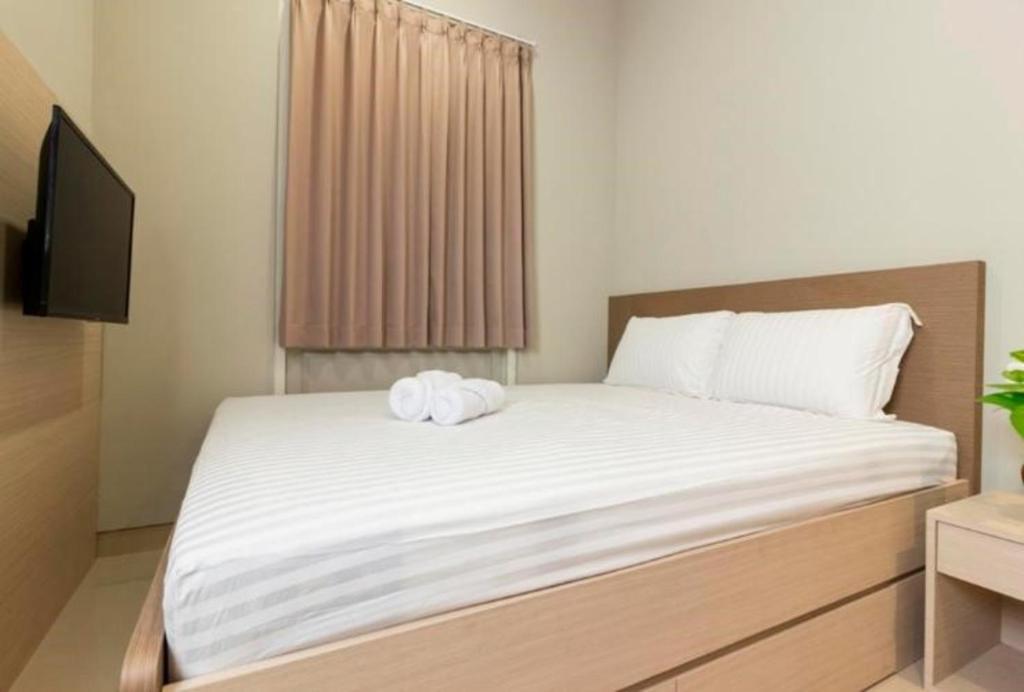 Postel nebo postele na pokoji v ubytování Home 899 Patal Senayan
