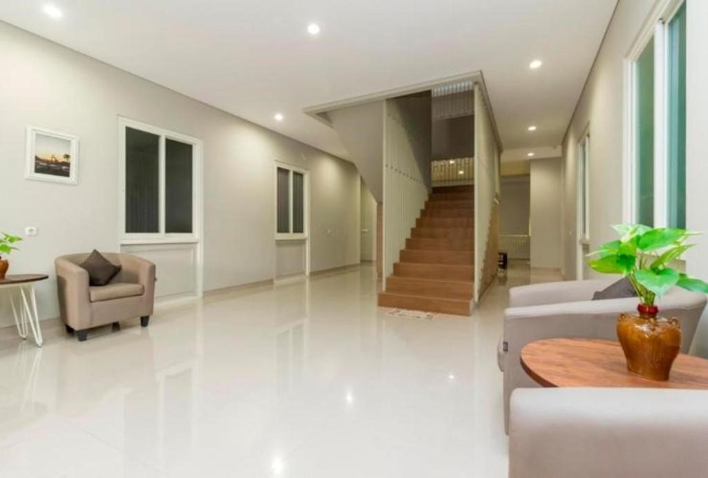 Posezení v ubytování Home 899 Patal Senayan