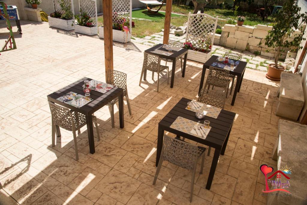A restaurant or other place to eat at La DIMorA di Marco - Exclusive Art Rooms Salento