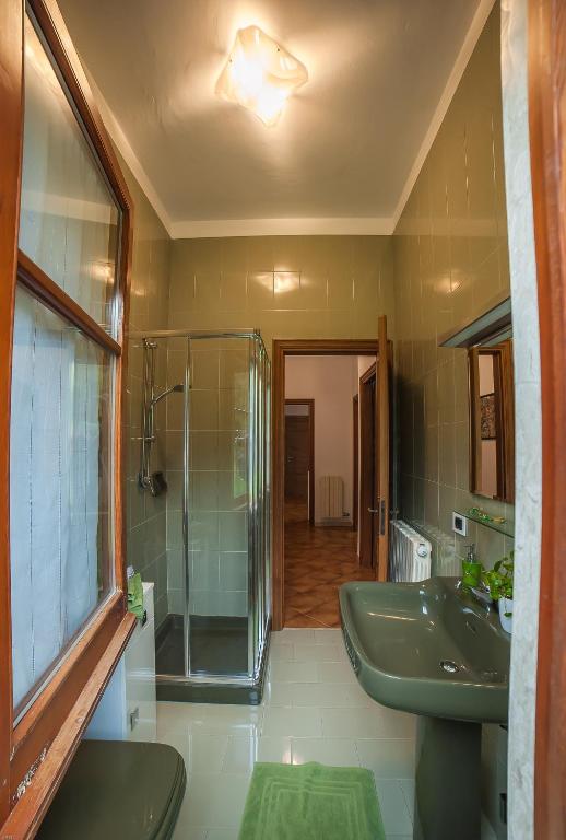 A bathroom at Totohouse Da Marco piscina riscaldata