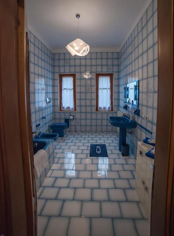 A bathroom at Totohouse Da Marco piscina riscaldata