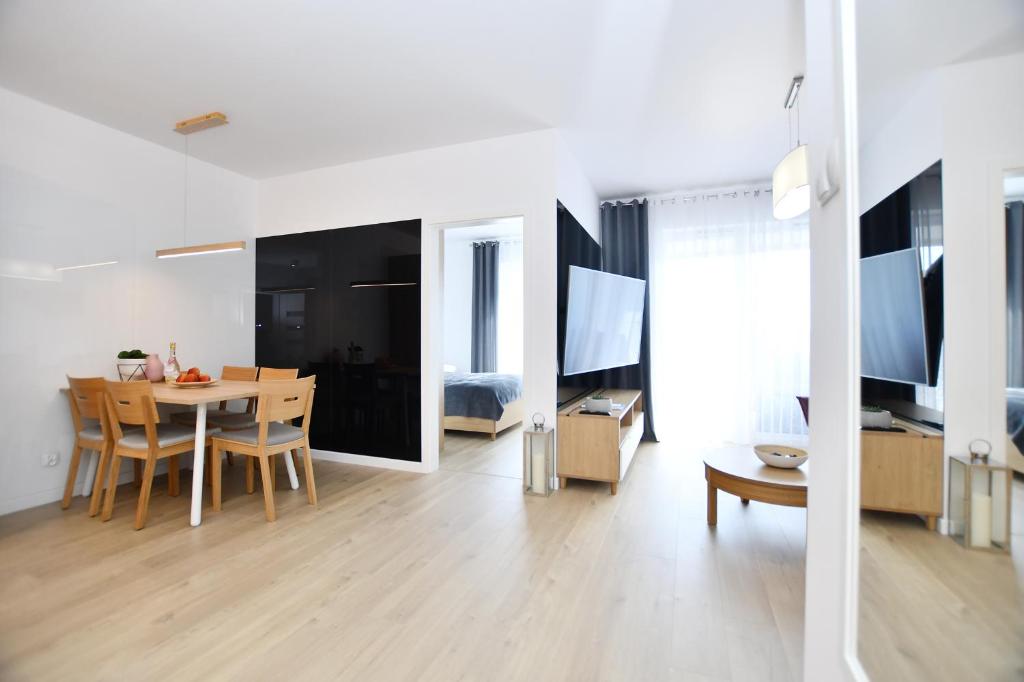 Televízia a/alebo spoločenská miestnosť v ubytovaní Apartamenty NAVIGATOR PORT-NADMORSKIE TARASY Brilliant 613