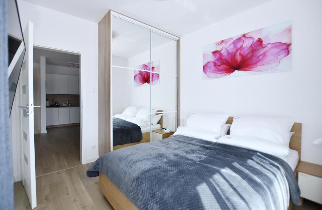 Posteľ alebo postele v izbe v ubytovaní Apartamenty NAVIGATOR PORT-NADMORSKIE TARASY Brilliant 613
