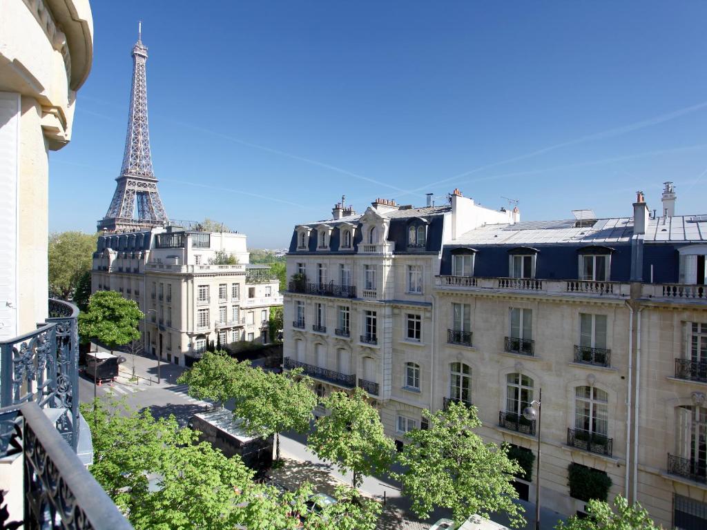 Blick auf eine Stadt mit dem Eiffelturm in der Unterkunft Outstanding 2 bedrooms with a terrific Eiffel Tower view in Paris