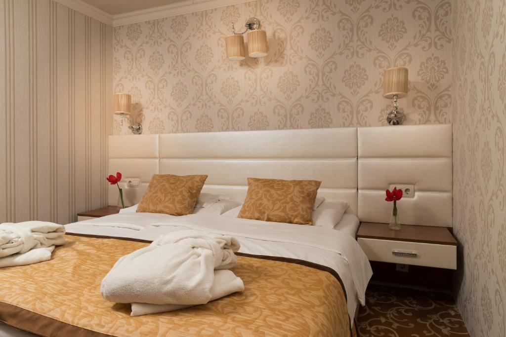 pokój hotelowy z 2 łóżkami i ręcznikami w obiekcie Golden Ball Club w Győr