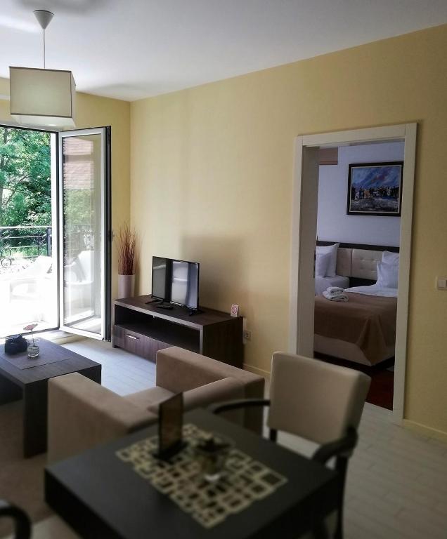 Televiisor ja/või meelelahutuskeskus majutusasutuses Villa Otava Lux SPA