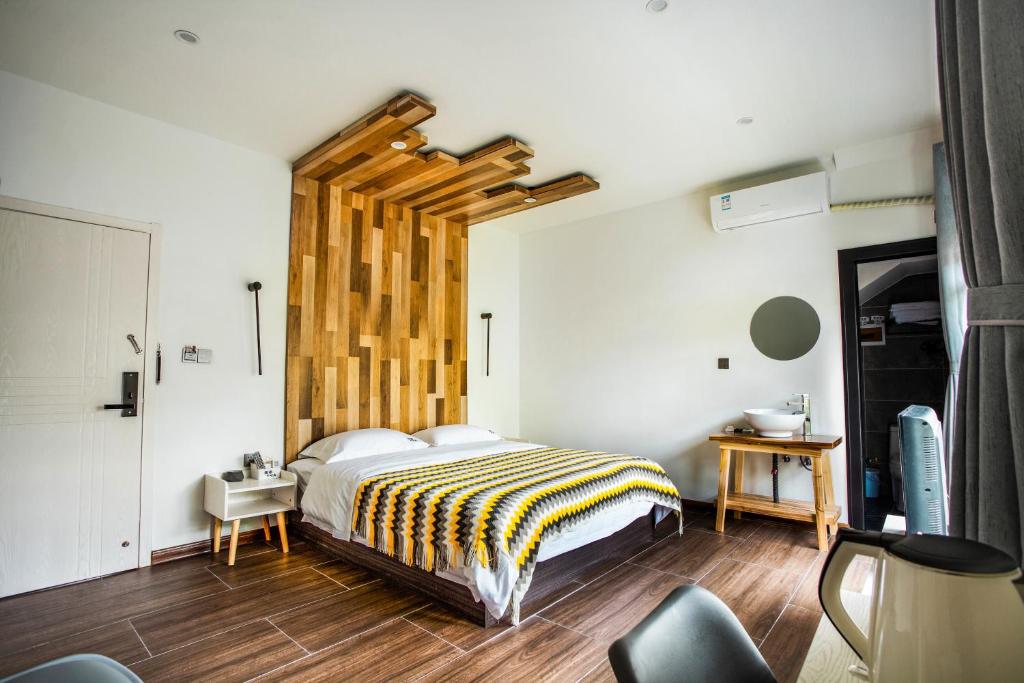 Postel nebo postele na pokoji v ubytování Beihai Silver Beach Yintai Time Seaview Villa Hotel