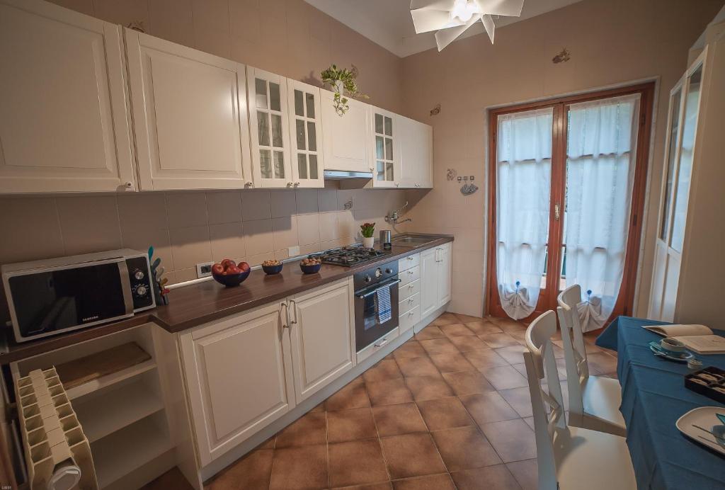 A kitchen or kitchenette at Totohouse Da Marco piscina riscaldata