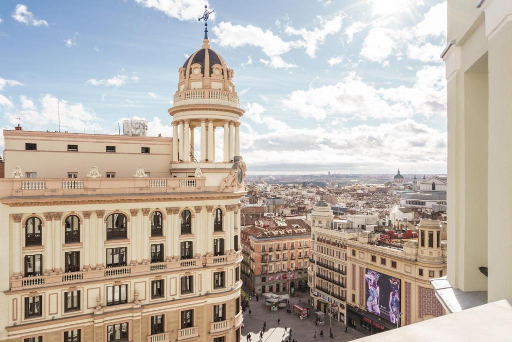 Nespecifikovaný výhled na destinaci Madrid nebo výhled na město při pohledu z aparthotelu