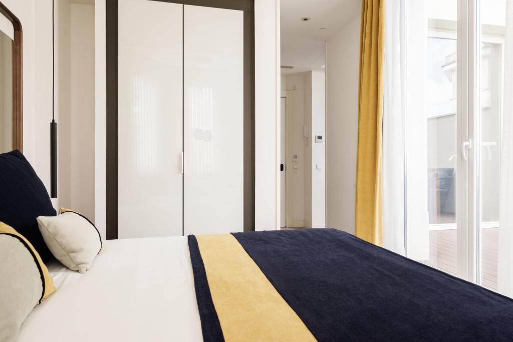 Postel nebo postele na pokoji v ubytování Smartrental Collection Gran Vía Centric