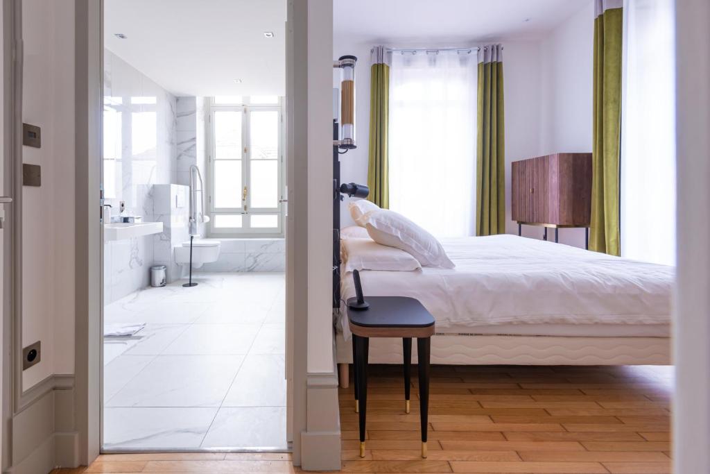 Postel nebo postele na pokoji v ubytování Hôtel Mille Pas