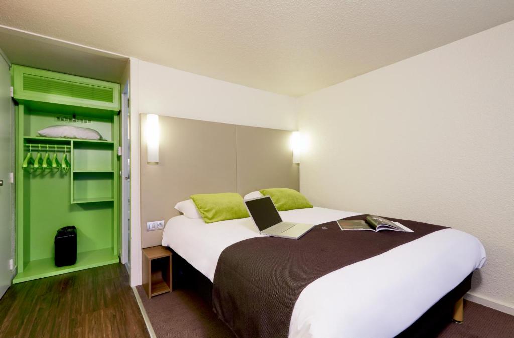 Ein Bett oder Betten in einem Zimmer der Unterkunft Campanile Chalon sur Saône
