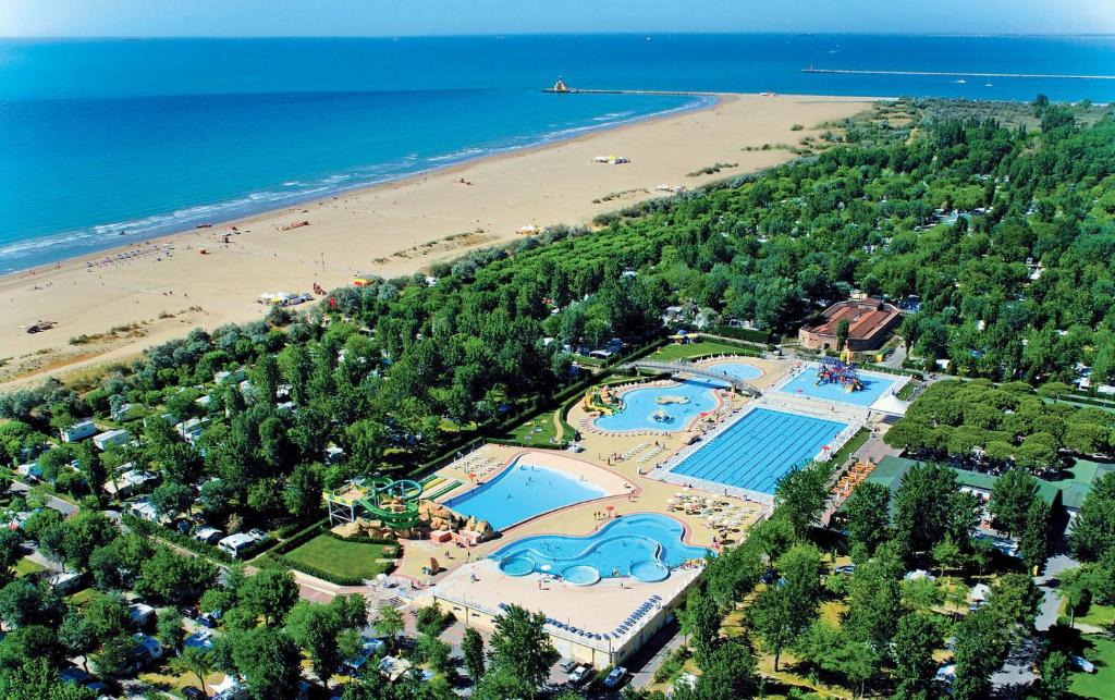 an aerial view of a resort with a beach at Casa mobile - Marina di Venezia in Cavallino-Treporti