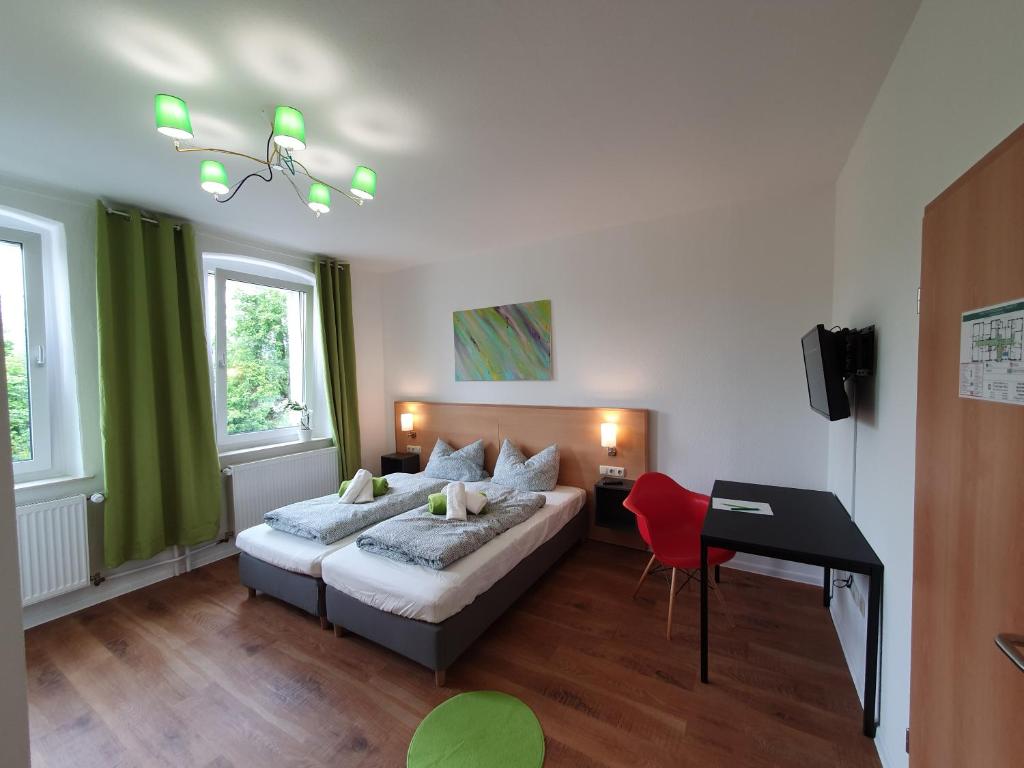Postel nebo postele na pokoji v ubytování Garni Hotel Biebertal am Milseburgradweg
