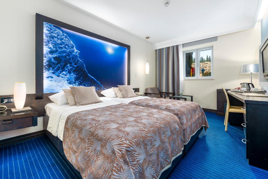 Postel nebo postele na pokoji v ubytování Hotel Lapad