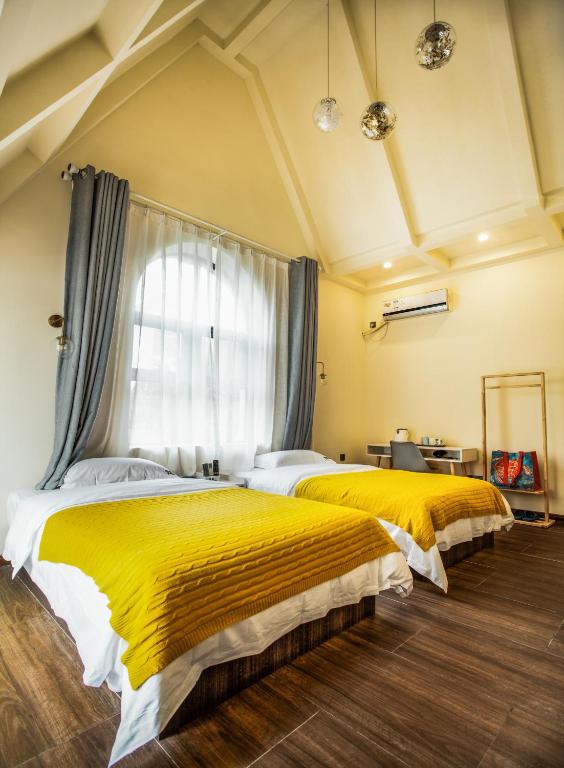 Postel nebo postele na pokoji v ubytování Beihai Silver Beach Yintai Time Seaview Villa Hotel