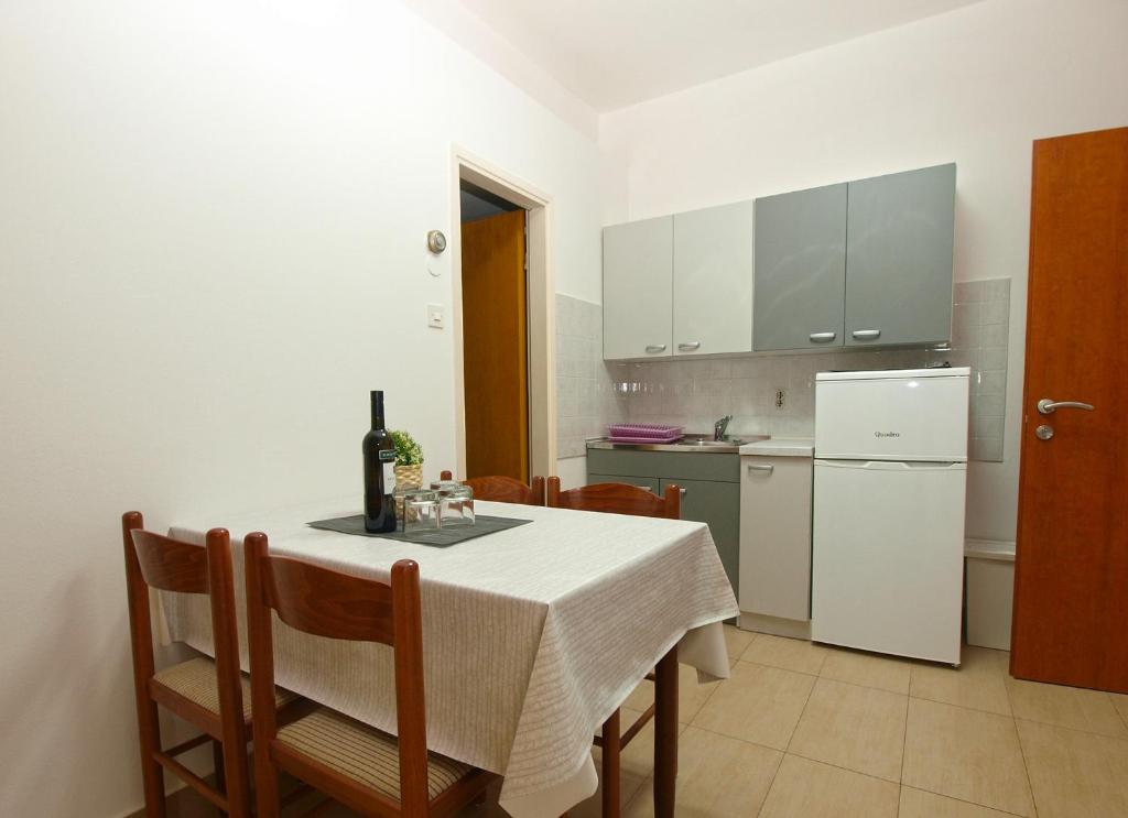 Kuchyň nebo kuchyňský kout v ubytování Apartments Biskupije 810