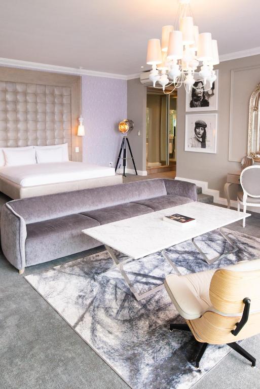 Uma área de estar em The Marly Boutique Hotel