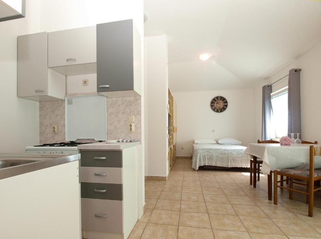 Kuchyň nebo kuchyňský kout v ubytování Apartments Biskupije 810